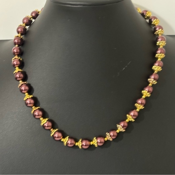 Vintage faux glass pearl with gold metal accents and chain - Picture 1 of 7